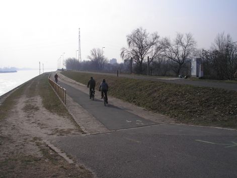 a_dunapart_bringasokkal.jpg a_dunapart_bringasokkal.jpg